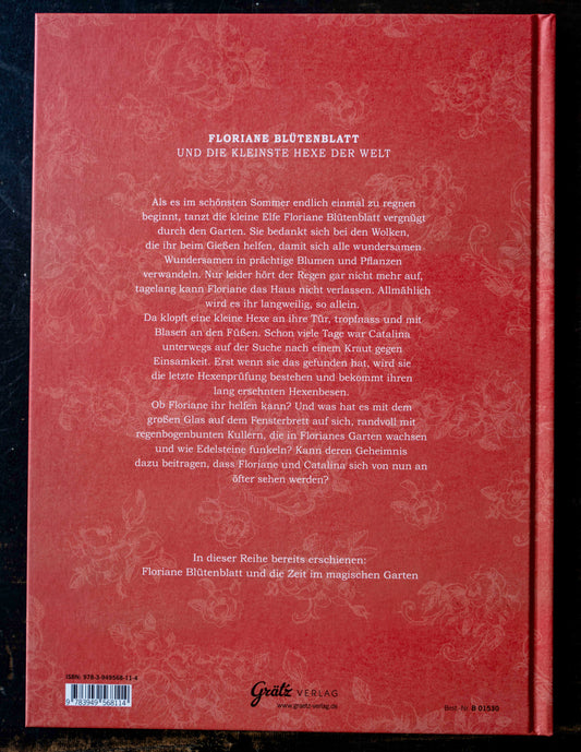 Rückseite des Kinderbuchs „Floriane Blütenblatt und die kleinste Hexe der Welt“ mit Klappentext auf rotem Hintergrund und floralen Ornamenten, erschienen im Grätz Verlag.