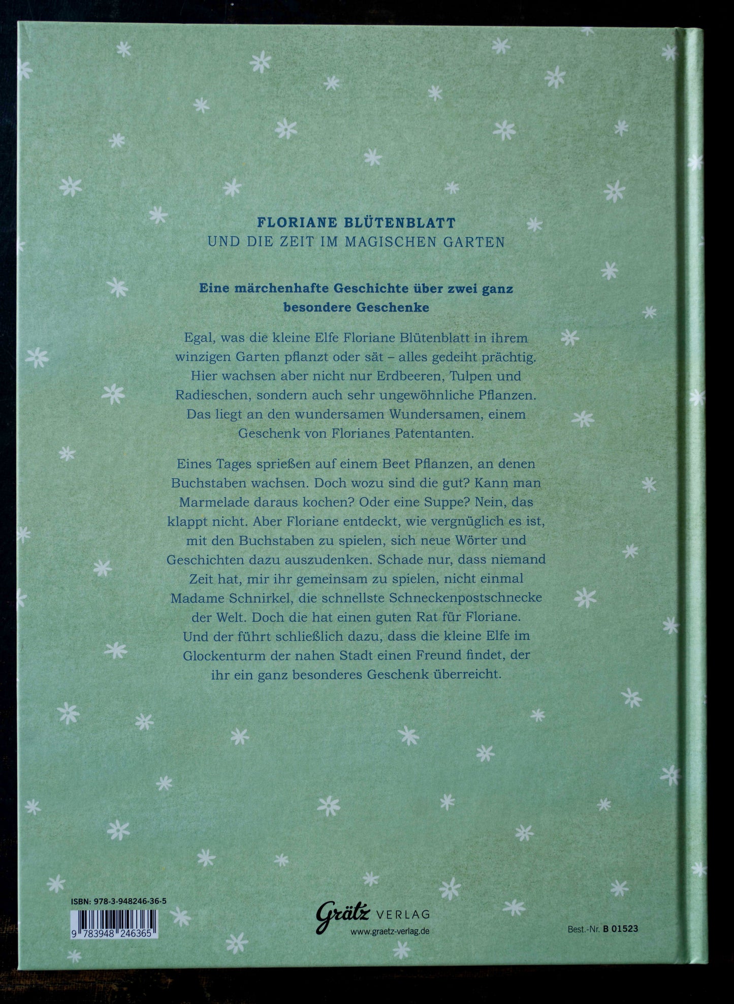 Rückseite des Kinderbuchs „Floriane Blütenblatt und die Zeit im magischen Garten“ mit Klappentext auf grünem Hintergrund und weißen Sternblüten, erschienen im Grätz Verlag.
