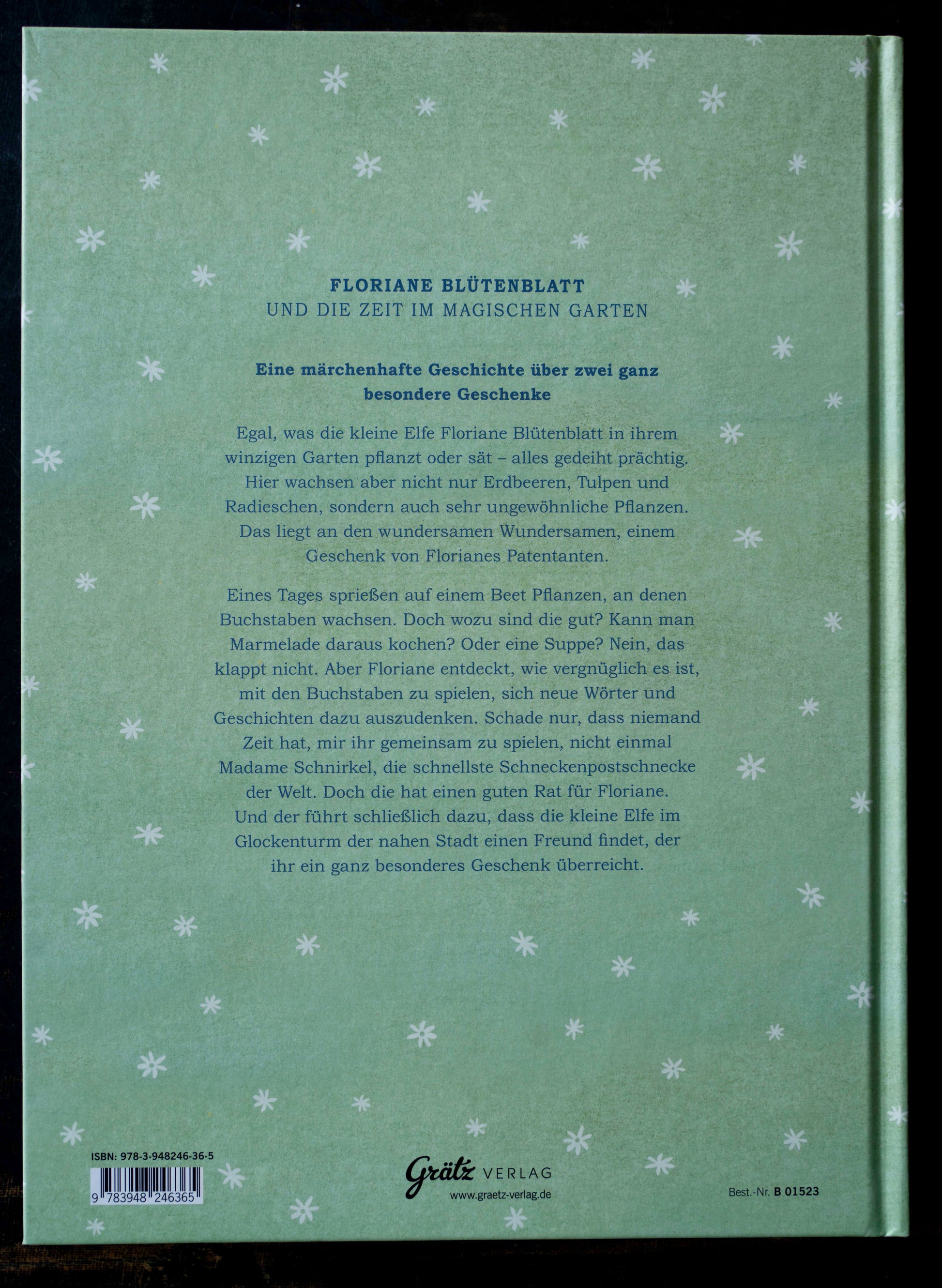 Rückseite des Kinderbuchs „Floriane Blütenblatt und die Zeit im magischen Garten“ mit Klappentext auf grünem Hintergrund und weißen Sternblüten, erschienen im Grätz Verlag.