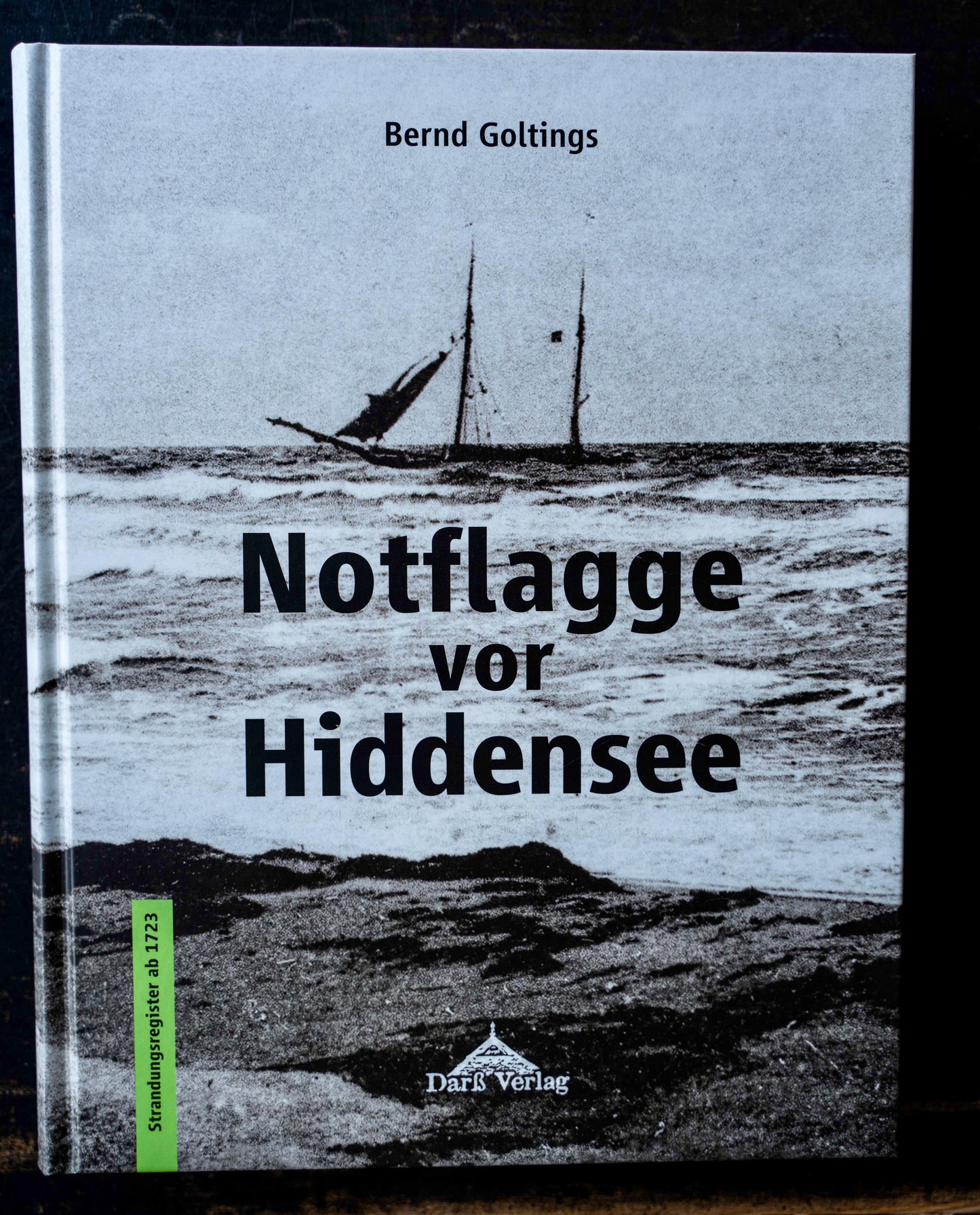 Buchcover „Notflagge vor Hiddensee“ von Bernd Goltings mit historischem Schwarz-Weiß-Foto eines Segelschiffs in stürmischer See, erschienen im Darß Verlag.