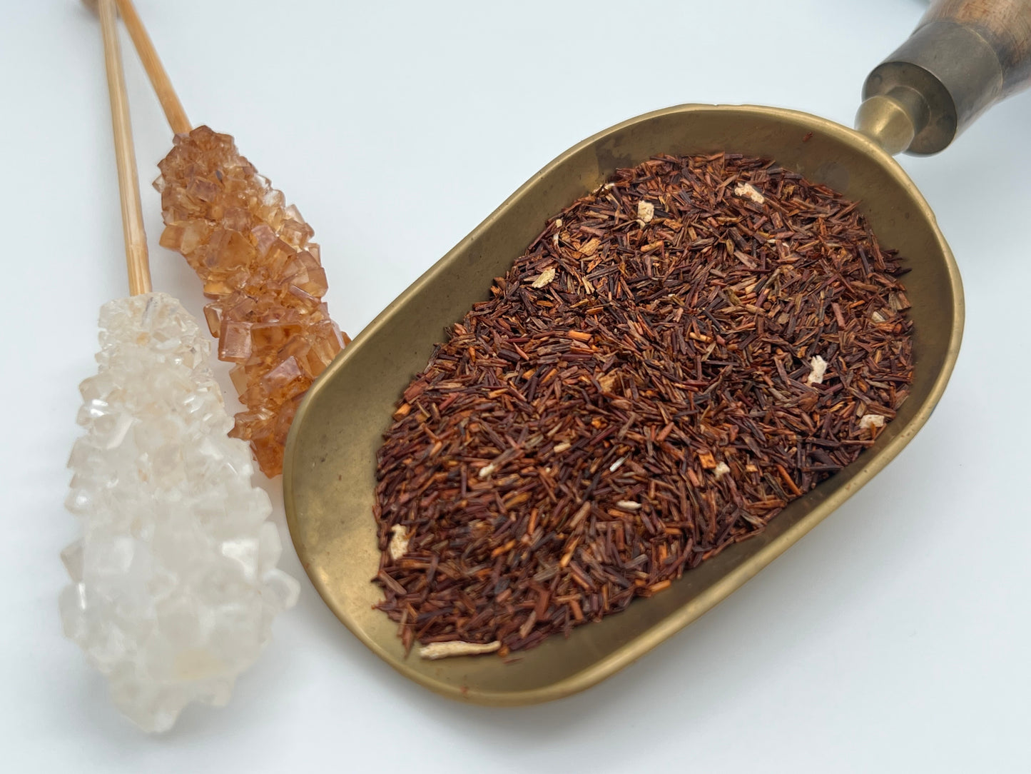 Tasse Rooibos Schneegestöber mit Orangen-Zimt-Aroma, winterliche Stimmung, Rooibostee mit Kokosraspeln.