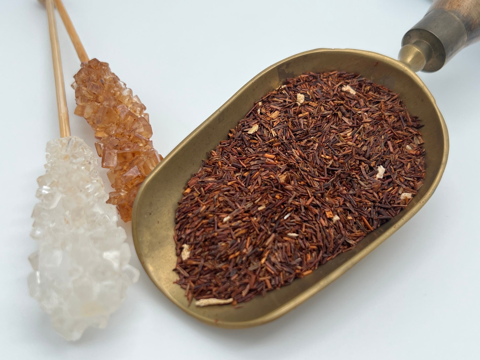 Tasse Rooibos Schneegestöber mit Orangen-Zimt-Aroma, winterliche Stimmung, Rooibostee mit Kokosraspeln.