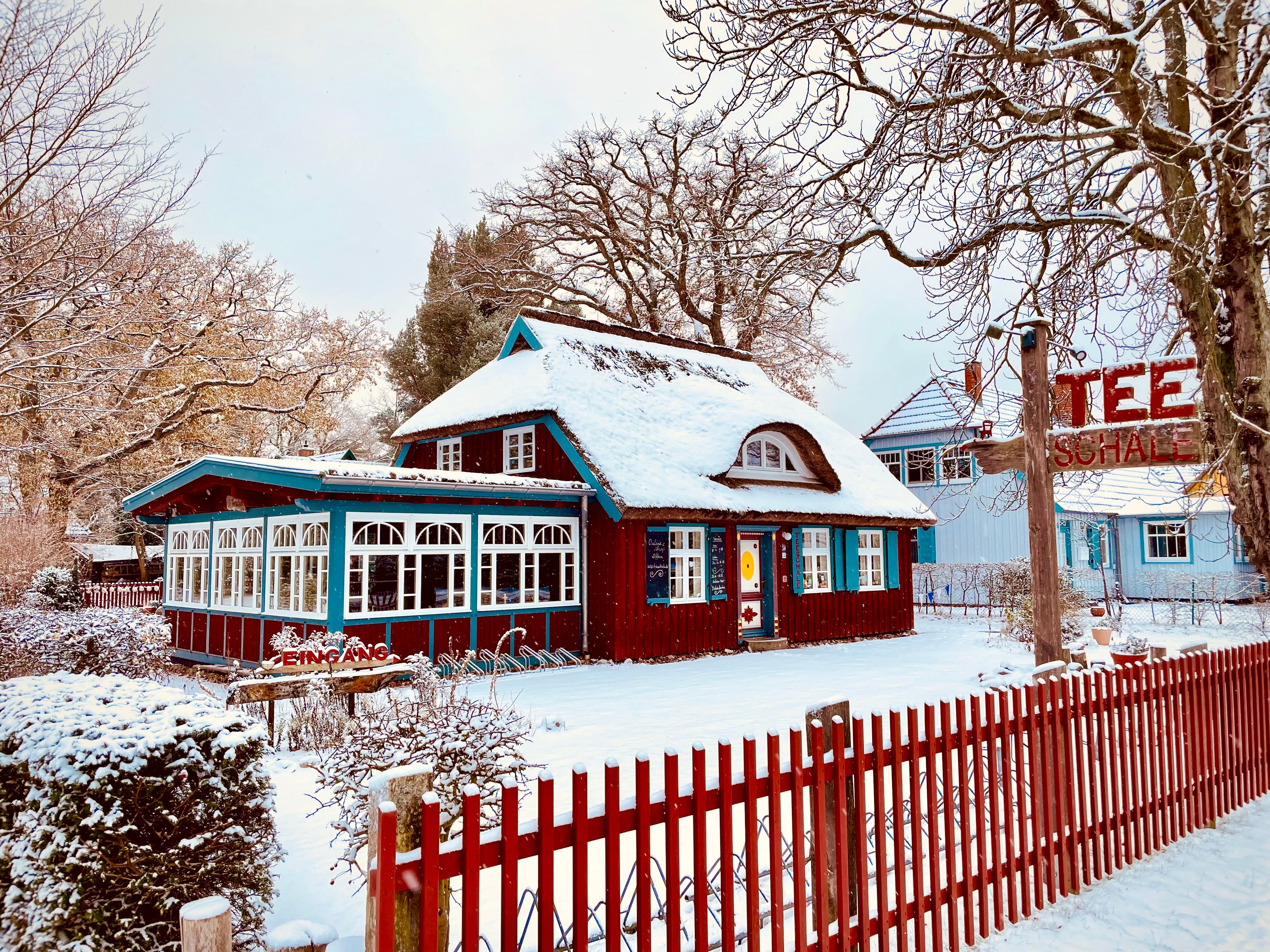 Das Haus der Teeschale mit Schnee bedeckt im Winter.