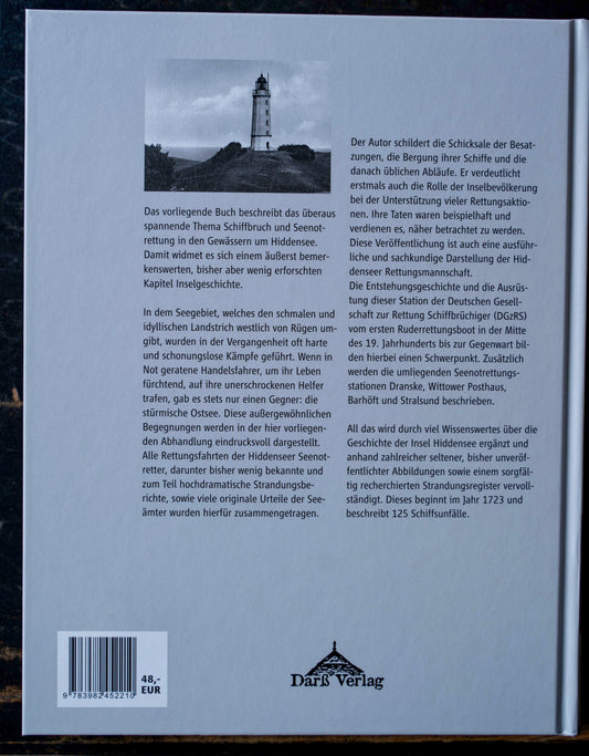 Rückseite des Buchs „Notflagge vor Hiddensee“ von Bernd Goltings, mit Beschreibung zum Thema Schiffbruch und Seenotrettung, Schwarz-Weiß-Foto des Leuchtturms Dornbusch, Darß Verlag.