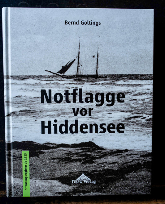 Buchcover „Notflagge vor Hiddensee“ von Bernd Goltings mit historischem Schwarz-Weiß-Foto eines Segelschiffs in stürmischer See, erschienen im Darß Verlag.